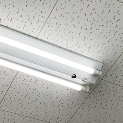 既存の照明をLED照明に変えることで50％以上電気代が安くなります！